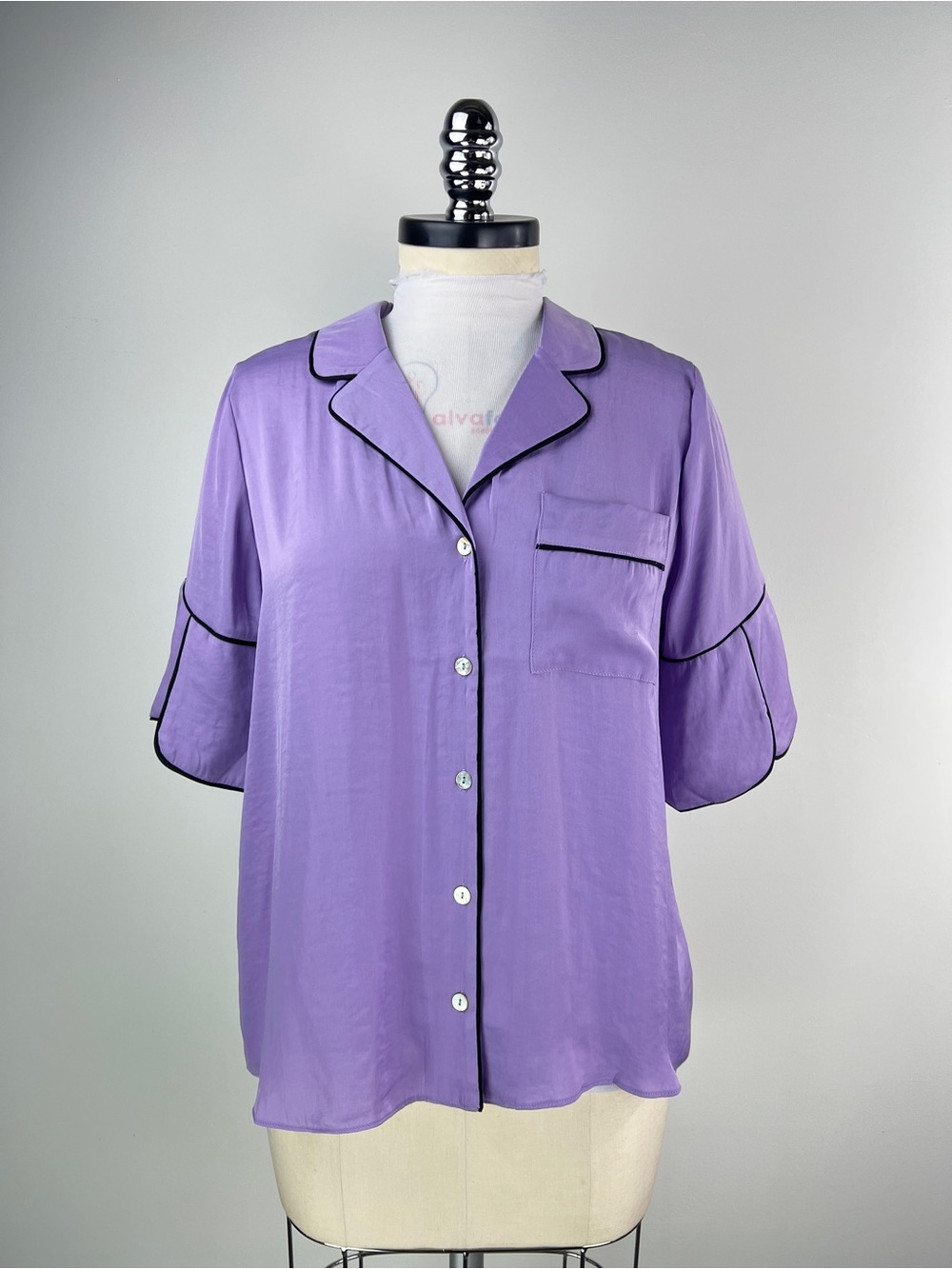 💚 3726. Lavender Button-Front Top with Black Piping